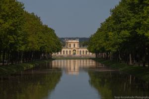 Orangerie gespiegelt im Hirschgraben