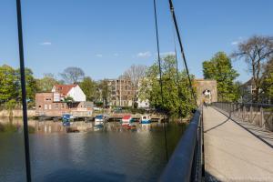 Drahtbrücke mit Blick auf Kurbad Jungborn